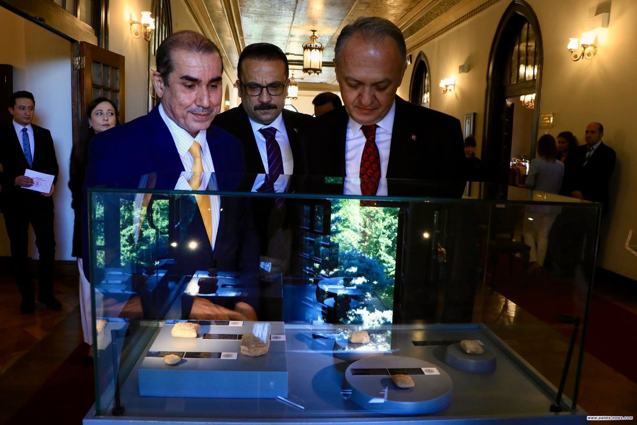 العراق يتسلّم من وزارة الثقافة التركية 6 ألواح طينية تعود  إلى حضارة وادي الرافدين.